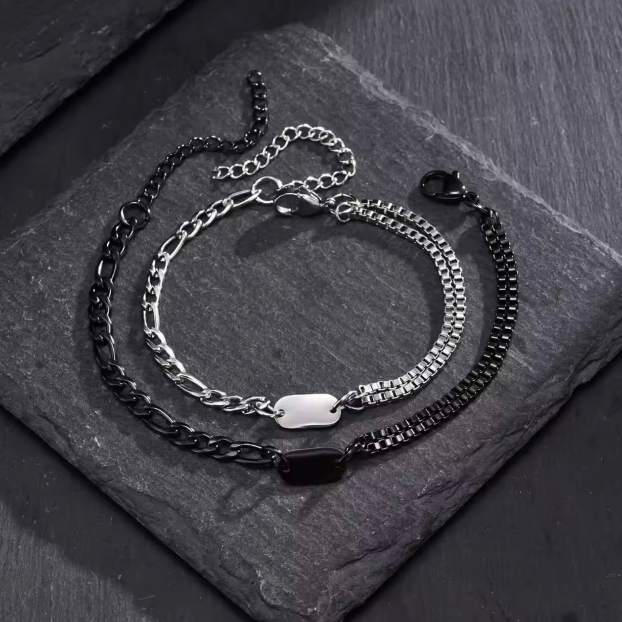 סט צמידי שרשרת זוגיים עם אות בחריטה אישית