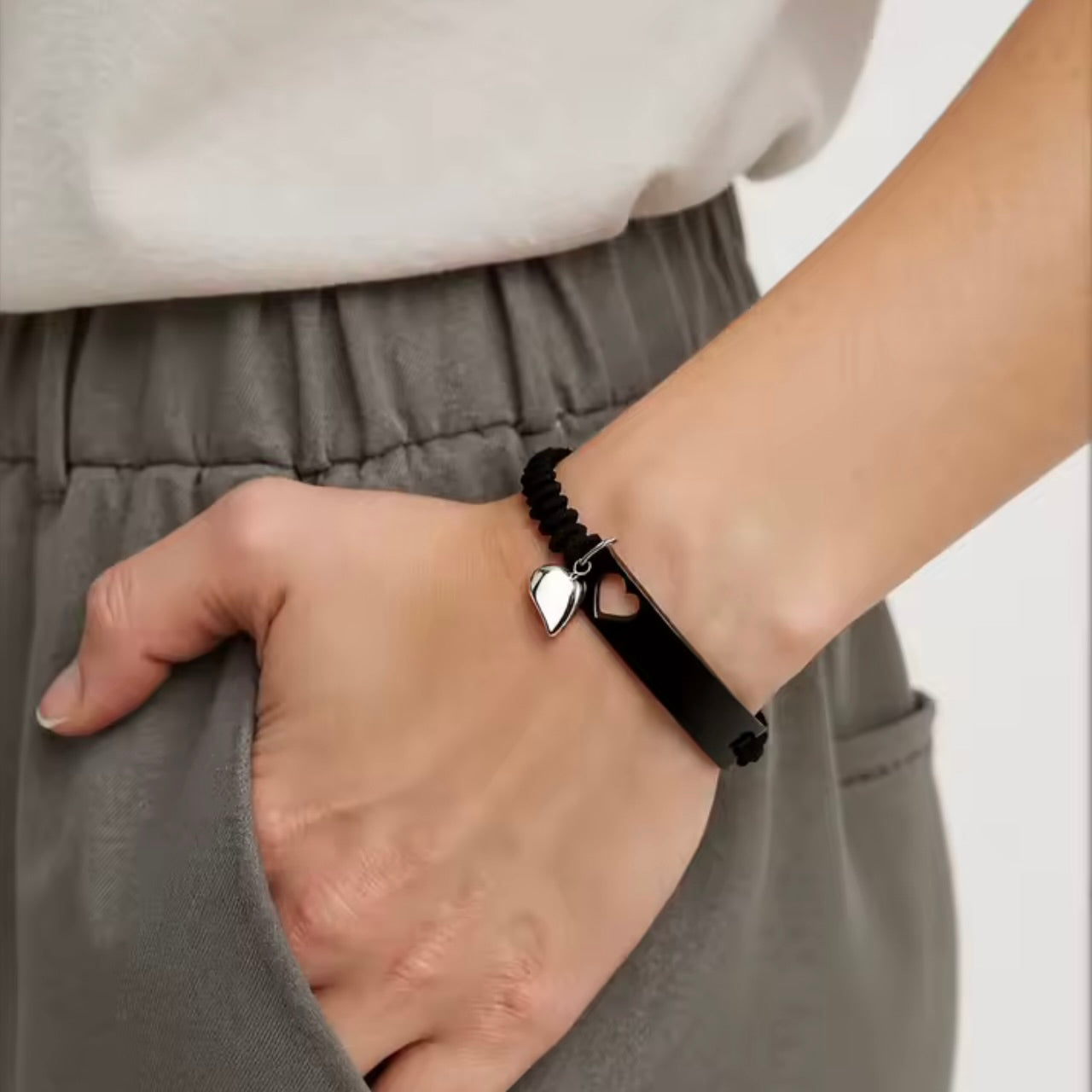 סט צמידים זוגיים עם חריטה אישית – מתנה מושלמת ליום אהבה או יום נישואין