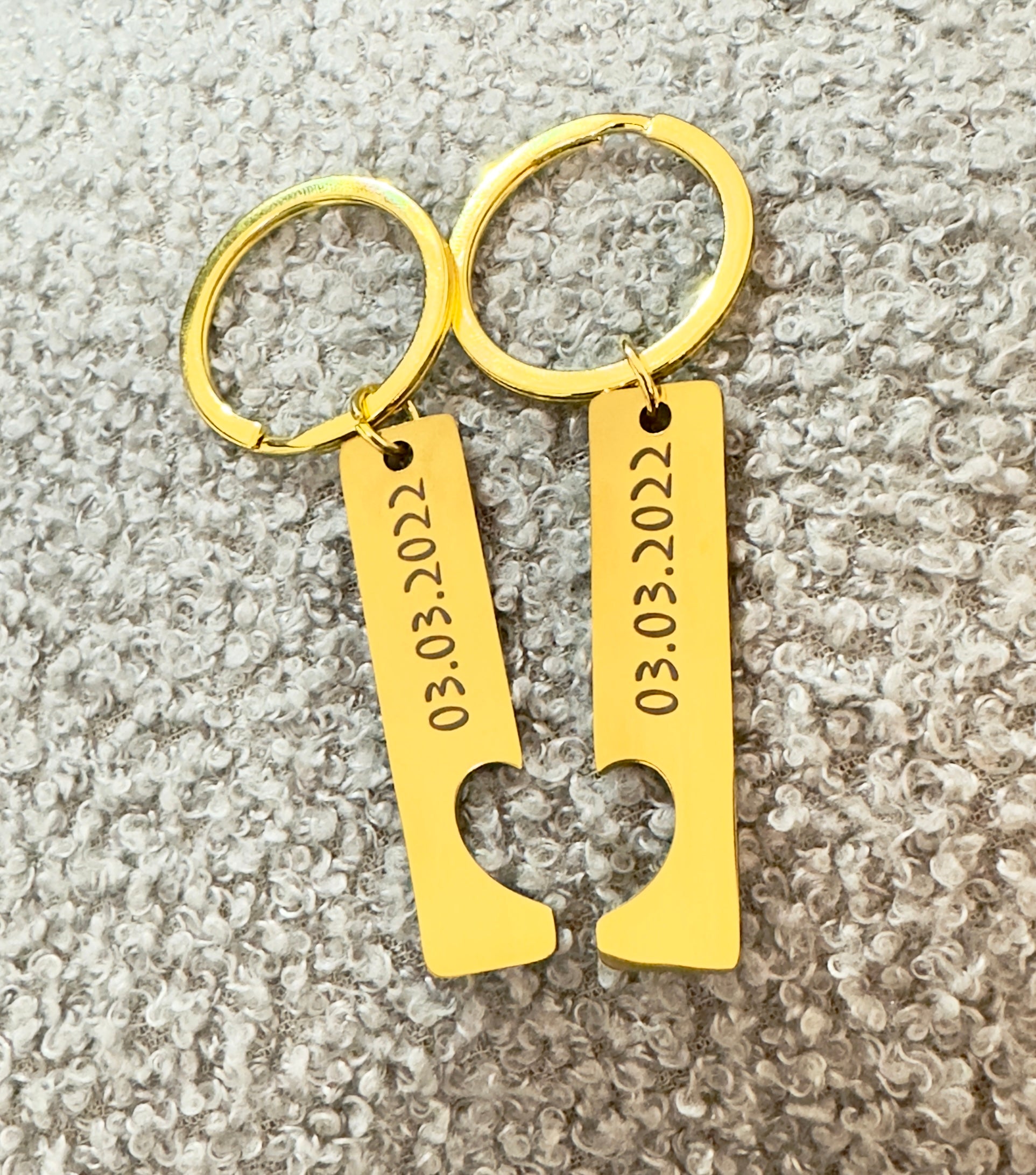 מחזיק מפתחות זוגי לב חלול עם חריטה אישית