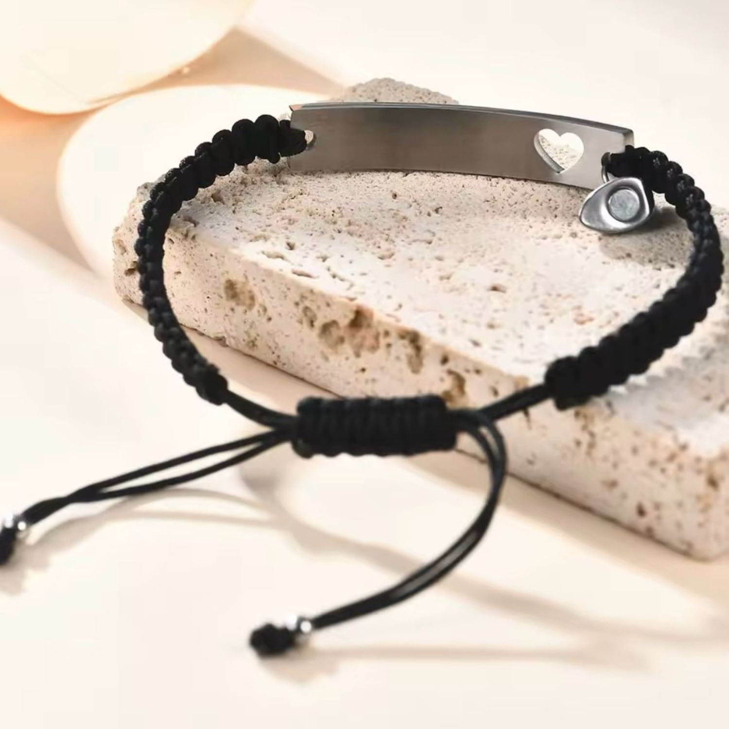 סט צמידים זוגיים עם חריטה אישית – מתנה מושלמת ליום אהבה או יום נישואין