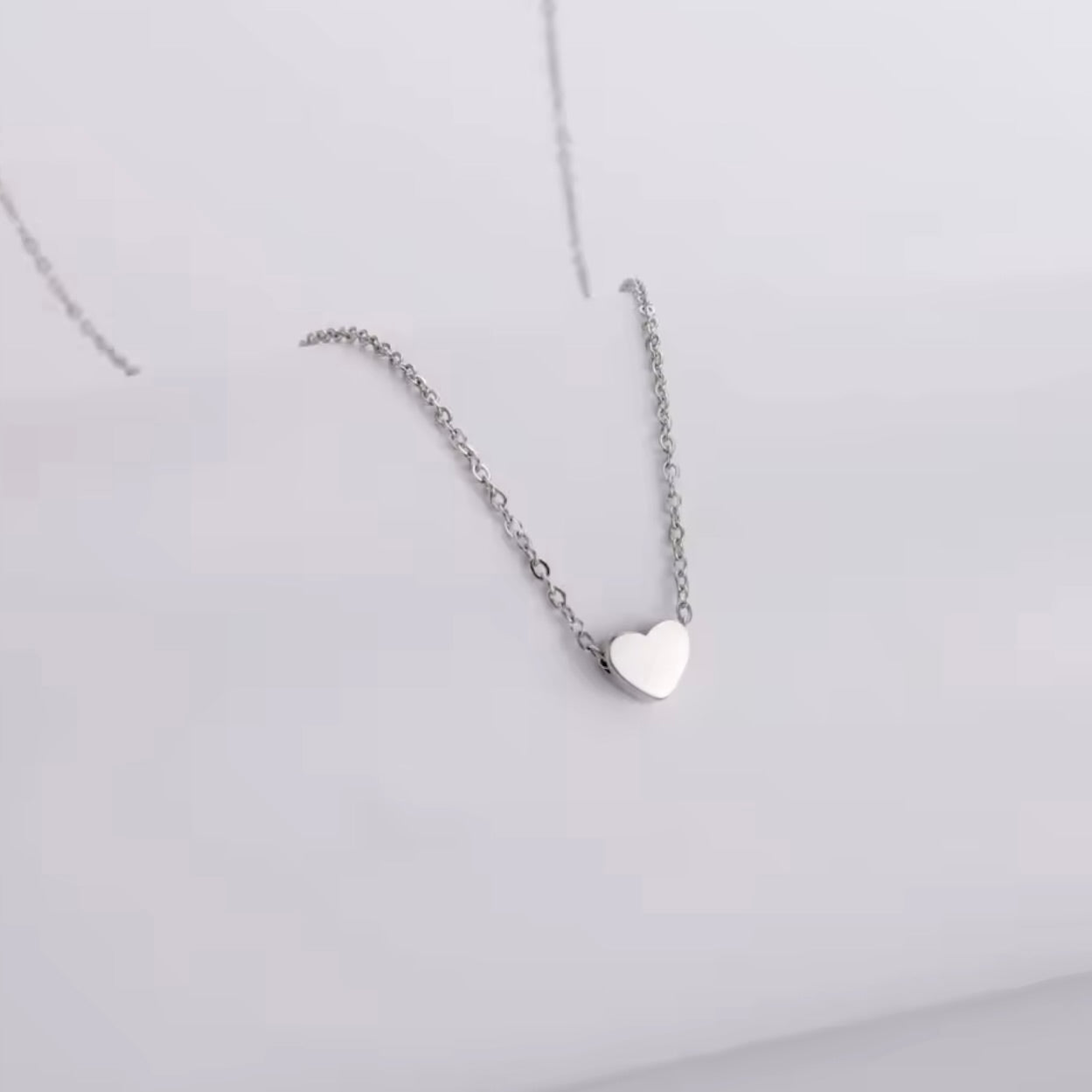 תליון לב עדין לגבר או לאישה עם חריטה אישית