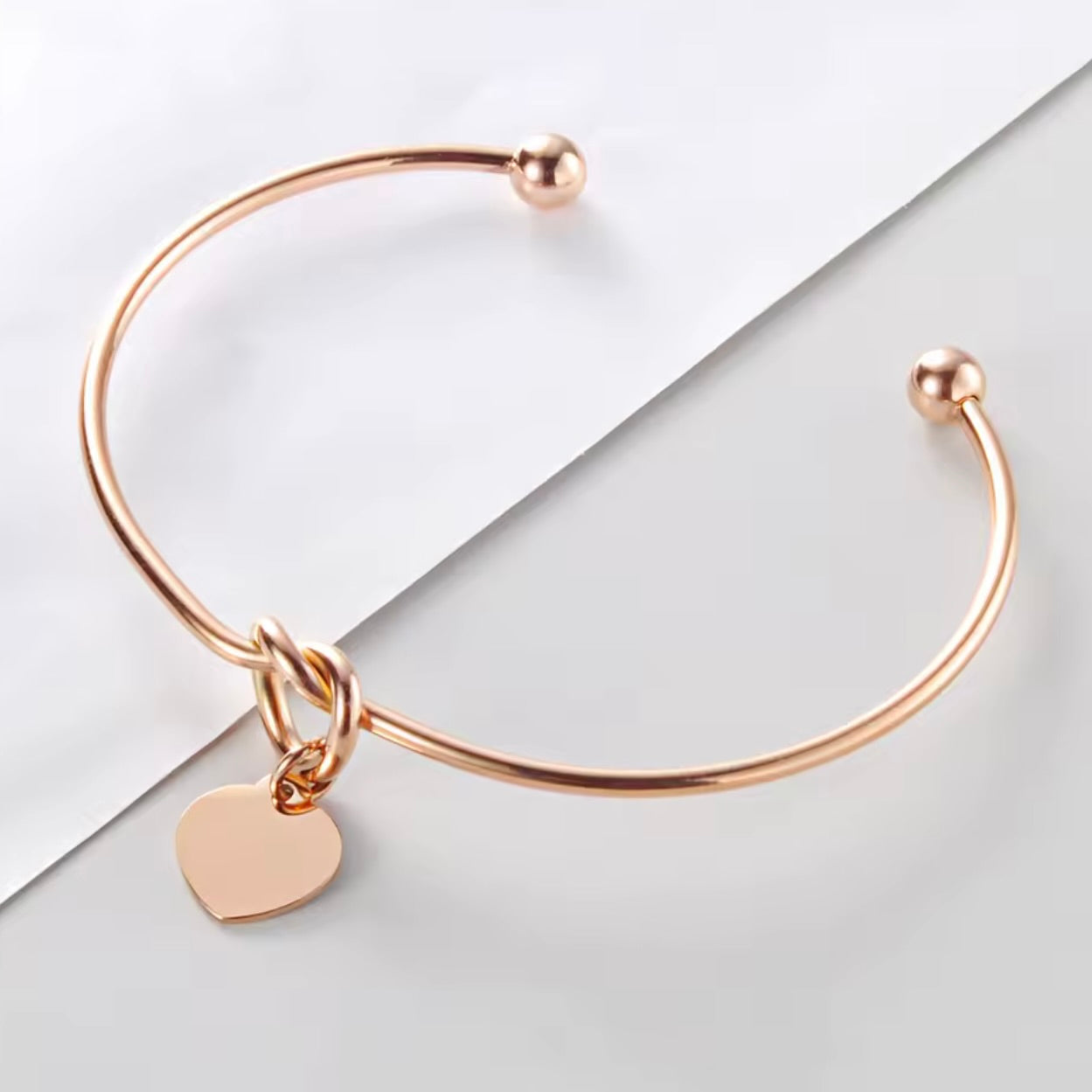 צמיד תליון לב עדין לאישה עם חריטה אישית