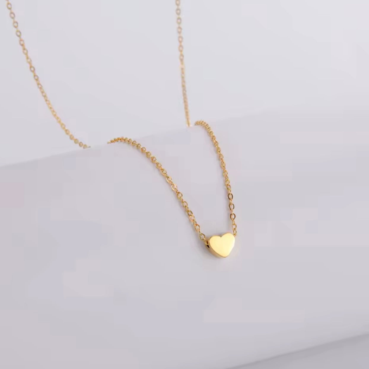 תליון לב עדין לגבר או לאישה עם חריטה אישית