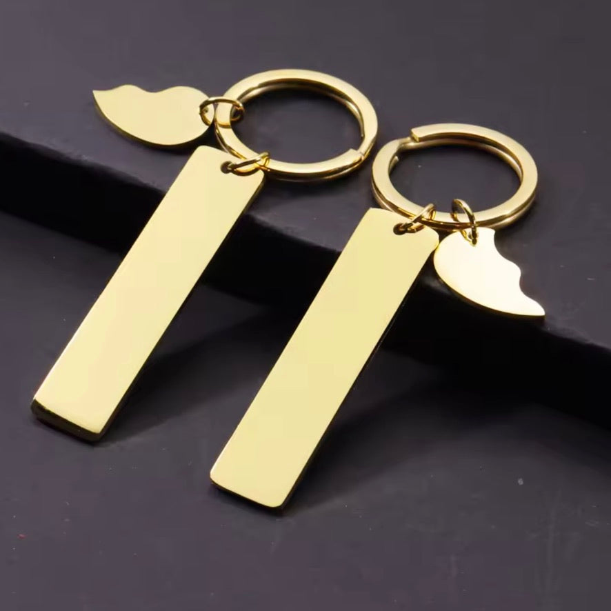 מחזיק מפתחות מלבן עם לב זוגי עם חריטה אישית