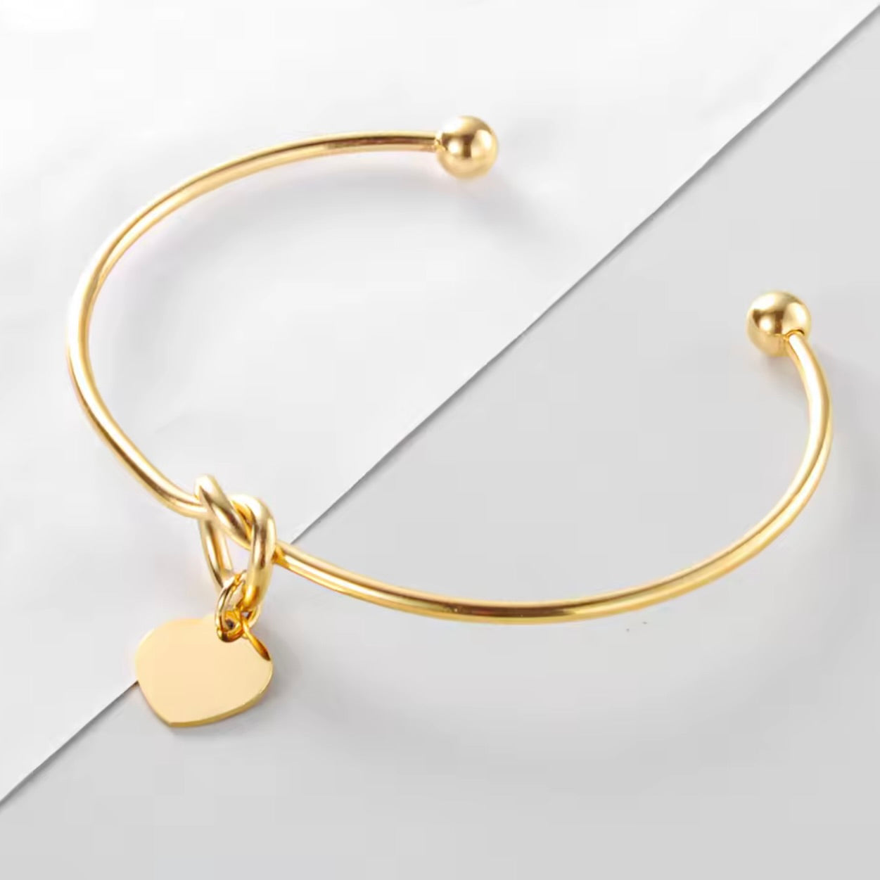 צמיד תליון לב עדין לאישה עם חריטה אישית